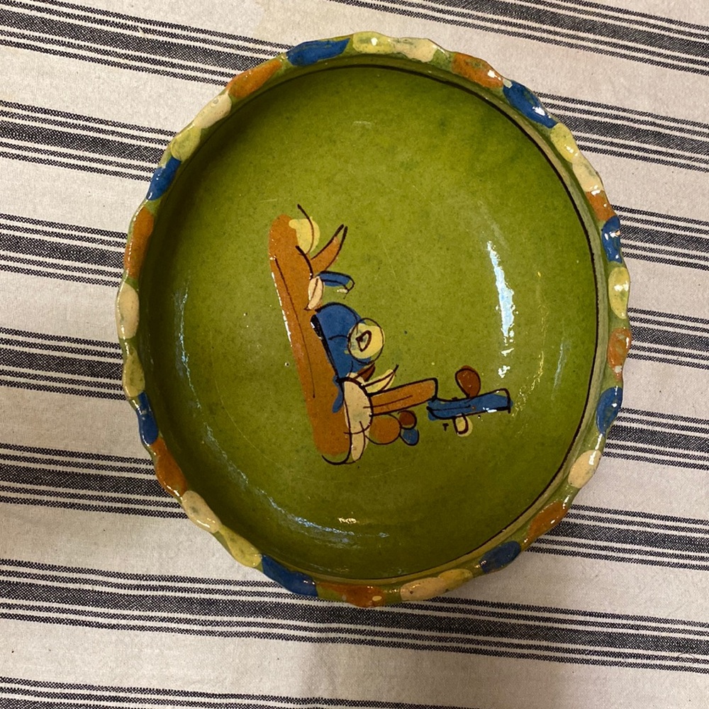 Vintage Mexican handmade guacamole bowl.  Lovely bright glaze, pinched rim.